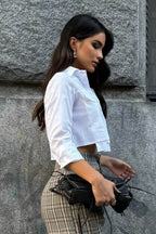 Camisa Cropped Manga Longa Colarinho Lapela Alongada Bolso Falso Tricoline Keila