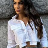 Camisa Cropped Manga Longa Colarinho Lapela Alongada Bolso Falso Tricoline Keila